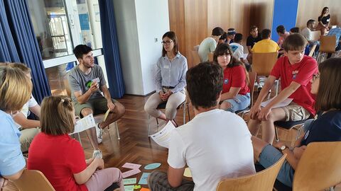 Schülerinnen und Schüler in einer Diskussion Schülerinnen und Schüler in einer Diskussion