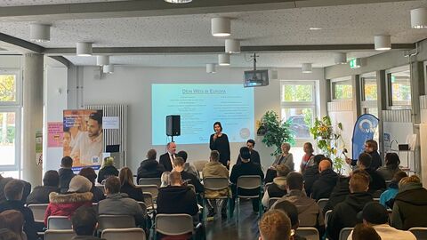 Schülerinnen und Schüler bei einer Diskussion Schülerinnen und Schüler bei einer Diskussion