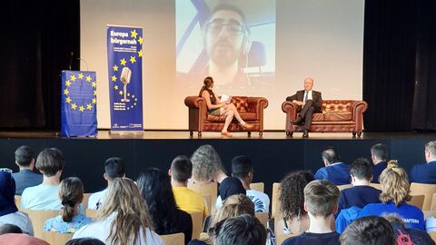 Schülerinnen und Schüler bei einer Europa-Veranstaltung Schülerinnen und Schüler bei einer Europa-Veranstaltung