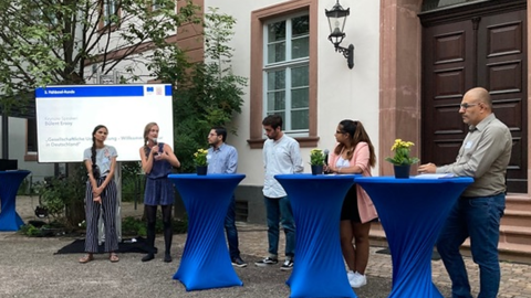 Jugendliche bei einer Diskussion Jugendliche bei einer Diskussion