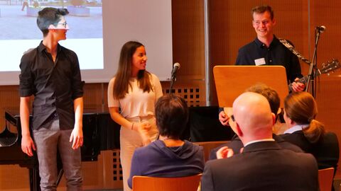 Schüler der Bertha-von-Suttner Schule Mölfenden Walldorfn singen eigenen Europasong