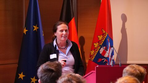 Frau Hartung von Pulse of Europe begrüßt die Teilnehmer der Europäischen Hausparlamente