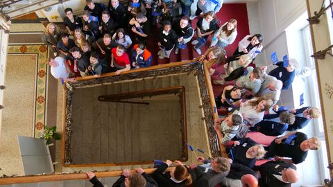 Gruppenbild an der Haupttreppe der Staatskanzlei