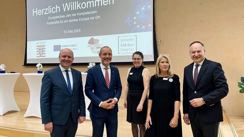 Kooperationsveranstaltung des Europe Direct Relais Rhein-Main und der Hessischen Staatkanzlei: Fachkräftetag „Fachkräfte für ein starkes Europa vor Ort“ Kooperationsveranstaltung des Europe Direct Relais Rhein-Main und der Hessischen Staatkanzlei: Fachkräftetag „Fachkräfte für ein starkes Europa vor Ort“