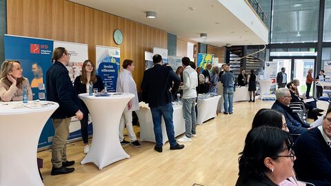 Kooperationsveranstaltung des Europe Direct Relais Rhein-Main und der Hessischen Staatkanzlei: Fachkräftetag „Fachkräfte für ein starkes Europa vor Ort“ Kooperationsveranstaltung des Europe Direct Relais Rhein-Main und der Hessischen Staatkanzlei: Fachkräftetag „Fachkräfte für ein starkes Europa vor Ort“
