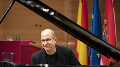 Pianist, Professor Alfonso Gómez beim 18. Europäischer Salon mit dem Königreich Spanien am 12. Mai 2023 