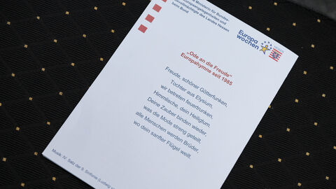 Text der Europahymne als Auslage für die Gäste des Europaempfangs 2023