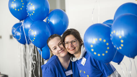 Tanzflashmob zu Europawochen 2023 - Team der Staatskanzlei bereitet die Luftballons vor