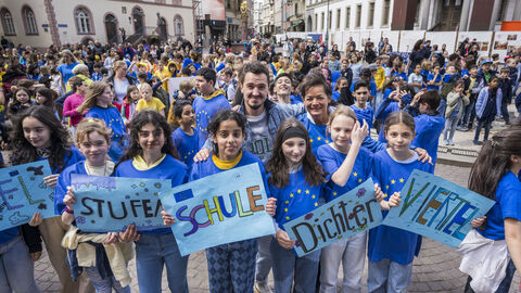 Tanzflashmob zu Europawochen 2023 - Europaministerin Puttrich, Motsi Mabuse Taunus Tanzschule und mit Jungen Teilnehmerinnen 