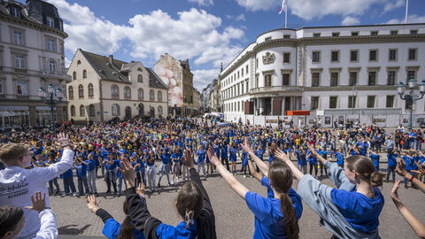 Tanzflashmob zu Europawochen 2023 - fast 500 Teilnehmerinnen und Teilnehmer in der Wiesbadener Innenstadt