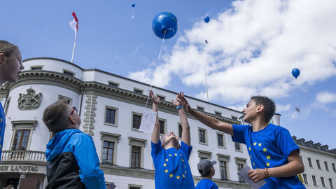 Tanzflashmob zu Europawochen 2023 - Luftballons mit einer Friedsbotschaft Tanzflashmob zu Europawochen 2023 - Luftballons mit einer Friedsbotschaft