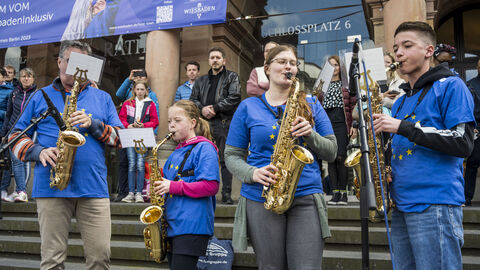Tanzflashmob zu Europawochen 2023 - Saxophonist Dieter Guntermann von der Wiesbadener Musikschule mit 3 Schülern