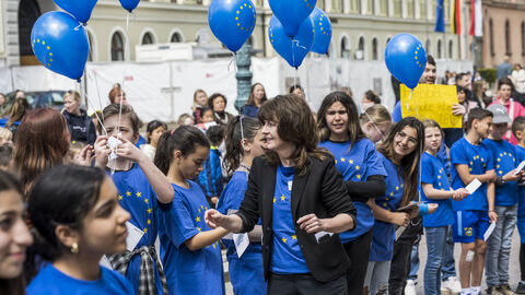 Tanzflashmob zu Europawochen 2023 - fast 500 Teilnehmerinnen und Teilnehmer in der Wiesbadener Innenstadt