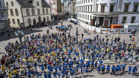 Tanzflashmob zu Europawochen 2023 - fast 500 Teilnehmerinnen und Teilnehmer in der Wiesbadener Innenstadt Tanzflashmob zu Europawochen 2023 - fast 500 Teilnehmerinnen und Teilnehmer in der Wiesbadener Innenstadt