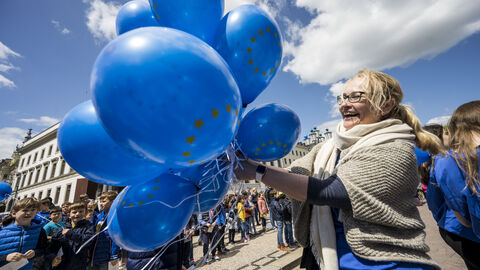 Tanzflashmob zu Europawochen 2023 - Blaue Luftballons mit Europasternen waren bei den Kindern sehr beliebt Tanzflashmob zu Europawochen 2023 - Blaue Luftballons mit Europasternen waren bei den Kindern sehr beliebt