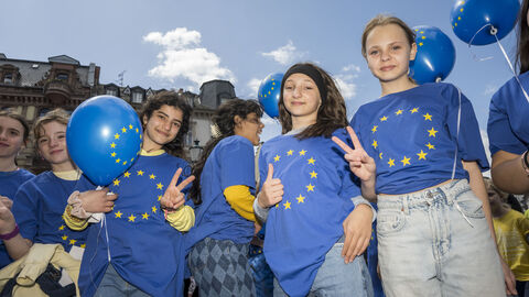 Tanzflashmob zu Europawochen 2023 - Blaue Luftballons mit Europasternen waren bei den Kindern sehr beliebt