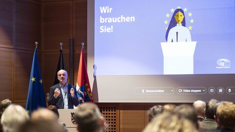 Multiplikatorentreffen zum Thema Europawahl 2024 am 20.11.2023_Präsentation_Europäisches Parlament Georg Pfeifer präsentiert die Vorhaben des Europäischen Parlaments