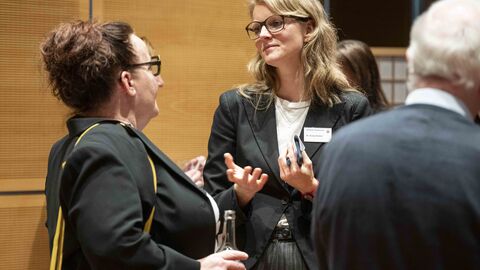 Multiplikatorentreffen zum Thema Europawahl 2024 am 20.11.2023_Dr. Klinker_Frau Köhler Austausch der Gäste im Rahmen Multiplikatorentreffen zum Thema Europawahl 2024 am 20.11.2023