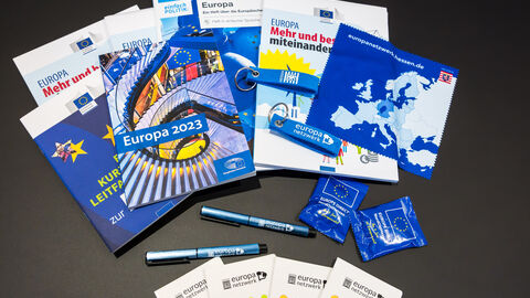 Informationsmaterial und Giveaways im Rahmen von Multiplikatorentreffens am 08.12.2023 in Kassel Informationsmaterial, es sind Broschüren und Informationsmaterial ausgelegt worden