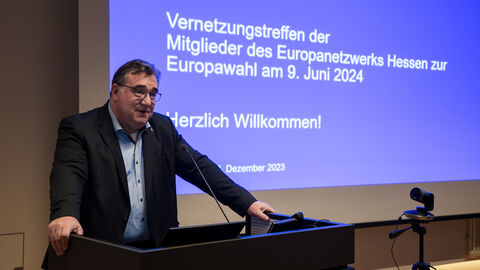 Regierungspräsident Mark Weinmeister begrüßt als Hausherr die Gäste des Multiplikatorentreffens in Kassel Regierungspräsident Mark Weinmeister begrüßt als Hausherr die Gäste des Multiplikatorentreffens in Kassel
