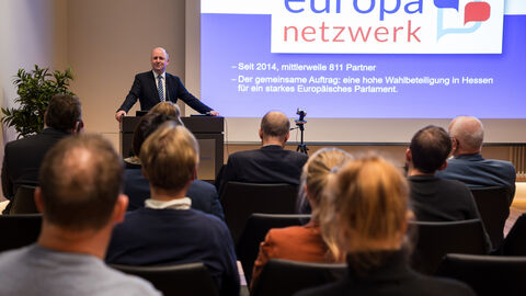Europastaatssekretär Uwe Becker präsentiert den Inhalt des Multiplikatorentreffens in Kassel Europastaatssekretär Uwe Becker präsentiert den Inhalt des Multiplikatorentreffens in Kassel