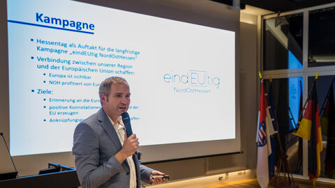 Michael Aufenanger, Europe Direct NordOstHessen, präsentiert die Planung für die Europawahl 2024 Michael Aufenanger, Europe Direct NordOstHessen, präsentiert die Planung für die Europawahl 2024