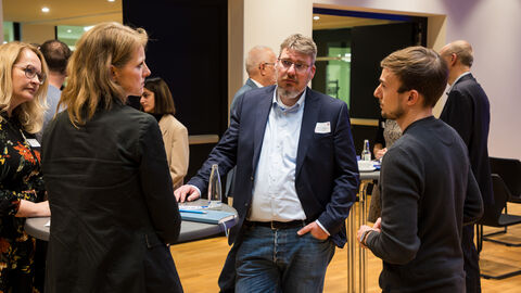 Austausch der Gäste im Rahmen des Multiplikatorentreffens am 08.12.2023 iim Regierungspräsidium Kassel Austausch der Gäste im Rahmen des Multiplikatorentreffens am 08.12.2023 iim Regierungspräsidium Kassel