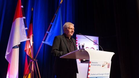 Gastredner des Europaempfangs am Rednerpult 