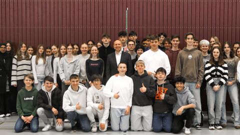 Minister Pentz im Rahmen Projekttages 2024 an der Albert-Schweitzer-Schule in Groß-Zimmern