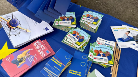 Flyer, Informationsmaterial und Give-Aways zur Europawahl Es sind Flyer, Informationsmaterial und sonstige Give-Aways wie Stifte oder Pixi-Bücher zu sehen.
