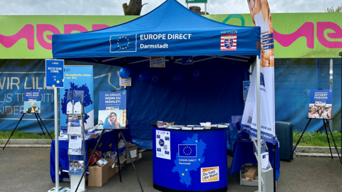 Stand beim Spiel des SV Darmstadt 98 Es ist ein blauer Pavillon zu sehen, der als Stand zur Information für die Europawahl fungiert.