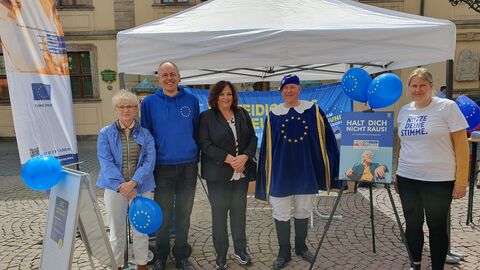 Europastaatsekretärin Karin Müller mit dem Team des Europe Direct Fulda Auf dem Foto sind zwei Männer und drei Frauen, darunter Europastaatssekretärin Karin Müller, am Infostand des Europe Direct Fulda zu sehen.