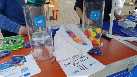 Ja zu Europa! Auf einem Tisch stehen zwei Behälter, die mit "Ja" beziehungsweise "Nein" etikettiert sind. Im Ja-Behälter sind mehrere Tischtennisbälle zu sehen, der Nein-Behälter ist leer. Auf einem Zettel vor den Behältern steht die Frage: "Bist du für Europa?"