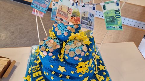 Was wäre ein Fest ohne eine Torte? Es ist eine blau-gelbe Europatorte auf einem Tisch zu sehen.