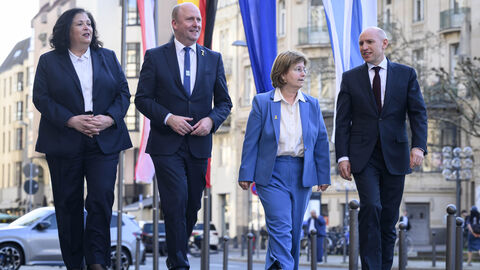 Europaminister Manfred Pentz, Generalkonsulin Talya Lador-Fresher, Landesantisemitismusbeauftragter Uwe Becker und Europastaatssekretärin Karin Müller