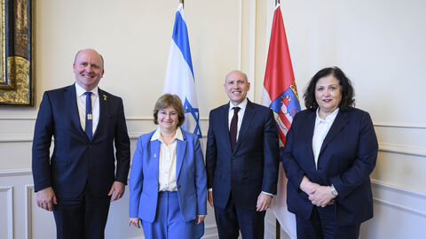 Europaminister Manfred Pentz, Generalkonsulin Talya Lador-Fresher, Landesantisemitismusbeauftragter Uwe Becker und Europastaatssekretärin Karin Müller