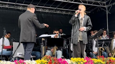 Sängerin und Band auf der Bühne