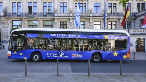 Europabus vor der Hessischen Staatskanzlei