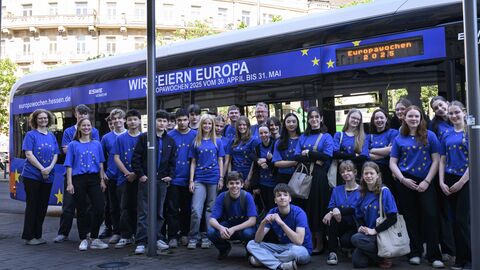 Schulkasse vor dem Europabus Schulkasse vor dem Europabus