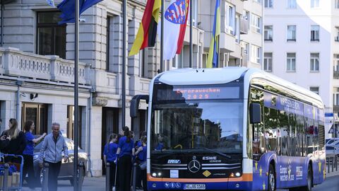 Europabus vor der Hessischen Staatskanzlei