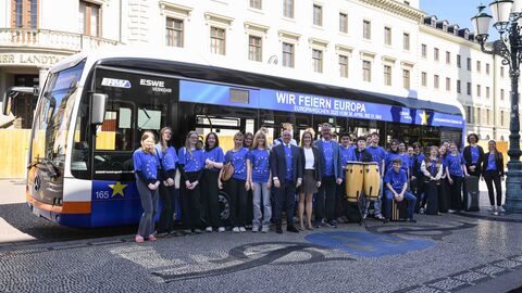 Schulklasse vor dem Europabus
