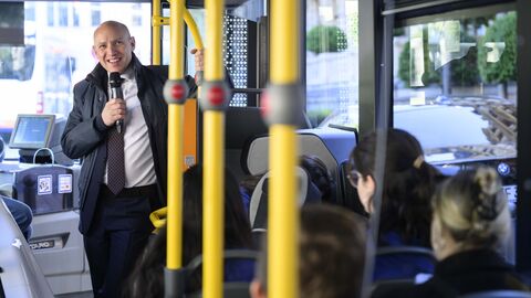 Europaminister begrüßt die Schulkasse im Bus
