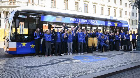 Schülerinnen und Schüler mit Europaminister und Landtagspräsidentin vor dem Europabus