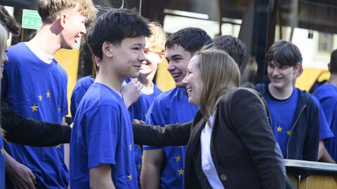Landtagspräsidentin Astrid Wallmann begrüßt die Schulklasse