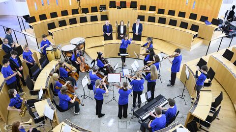 Vorspiel der Schulklasse im Plenarsaal des Hessischen Landtags