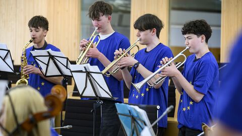 Vorspiel der Schulklasse im Plenarsaal des Hessischen Landtags