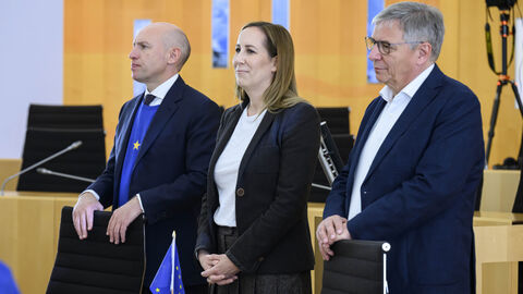 Europaminister, Landtagspräsidentin und Oberbürgermeister der Stadt Wiesbaden lauschen dem Vorspiel