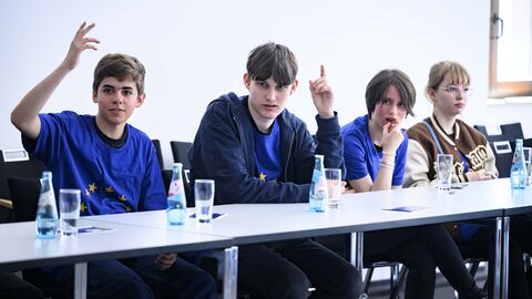 Schüler melden sich zur Beantwortung der Quizfragen Schüler melden sich zur Beantwortung der Quizfragen
