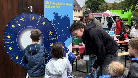 Kinder drehen am Glücksrad
