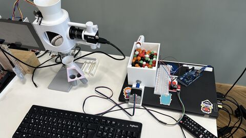 KI Exponat KI Exponat auf einem Tisch